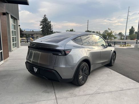 Used 2026 Tesla Model Y Long Range RWD image 7