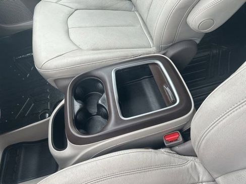Used 2021 Chrysler Pacifica Touring-L image 29