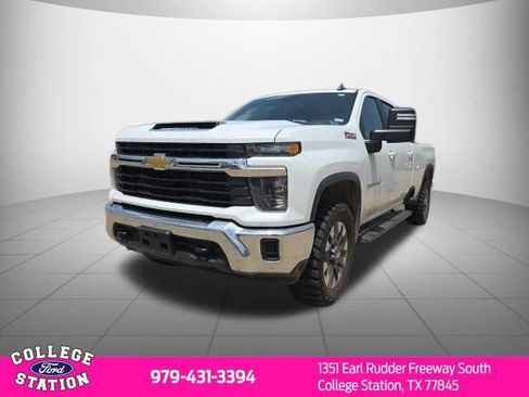Used 2024 Chevrolet Silverado 2500 LT AWD/4WD image 3