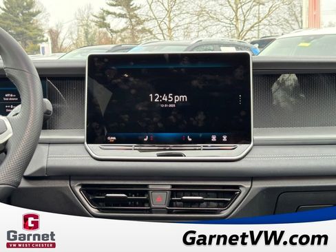 Used 2025 Volkswagen Tiguan SE R-Line image 18