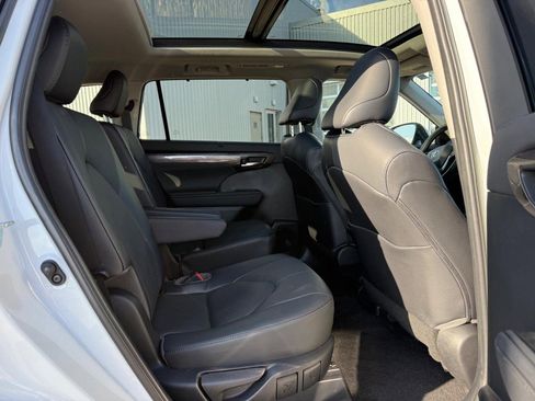 Used 2023 Toyota Highlander Platinum image 13
