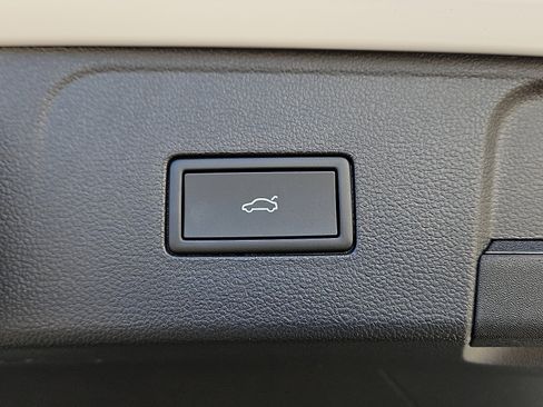 New 2026 Volkswagen Atlas Peak Edition image 9