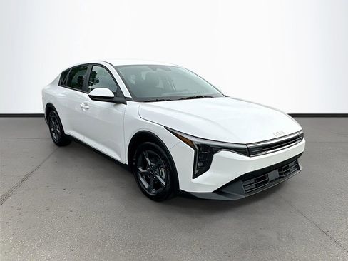 New 2025 Kia K4 LXS image 1