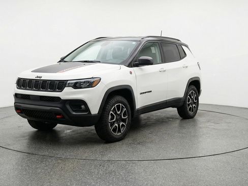 Used 2025 Jeep Compass Trailhawk w/ Trailer Tow Group AWD/4WD image 3