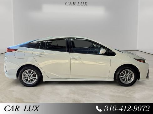 Used 2018 Toyota Prius Prime Advanced w/ Carpet Mat Package FWD image 6
