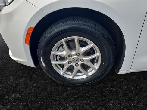Used 2024 Chrysler Pacifica Touring-L FWD image 9