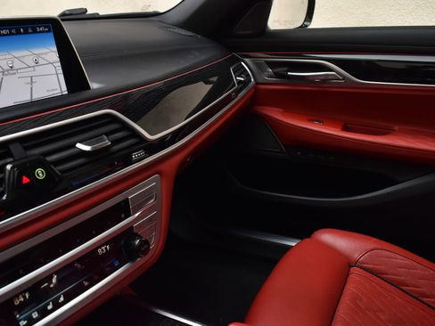 Used 2021 BMW 750i xDrive w/ Executive Package image 38