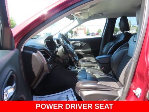 Used 2019 Jeep Cherokee Latitude Plus w/ Cold Weather Group AWD/4WD image 19