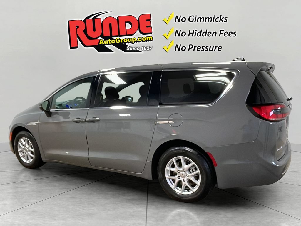 Used 2023 Chrysler Pacifica Touring FWD image 3