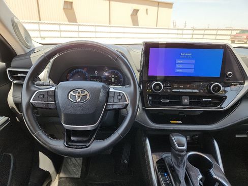 Used 2024 Toyota Highlander Platinum FWD image 11