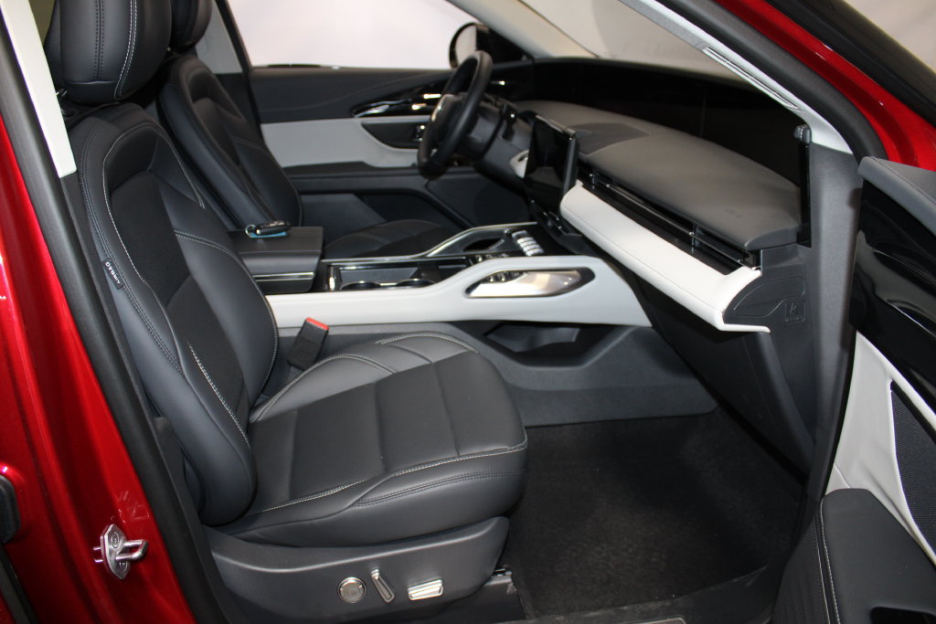 Used 2025 Lincoln Nautilus Premier AWD/4WD image 12