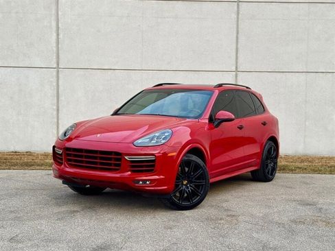 Used 2016 Porsche Cayenne Turbo image 2