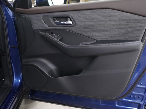 Used 2023 Nissan Rogue SV image 9