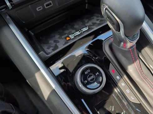 Used 2025 Chevrolet Colorado Z71 w/ Midnight Edition image 24