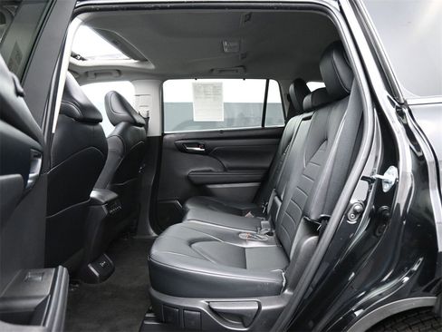 Used 2023 Toyota Highlander XLE image 16