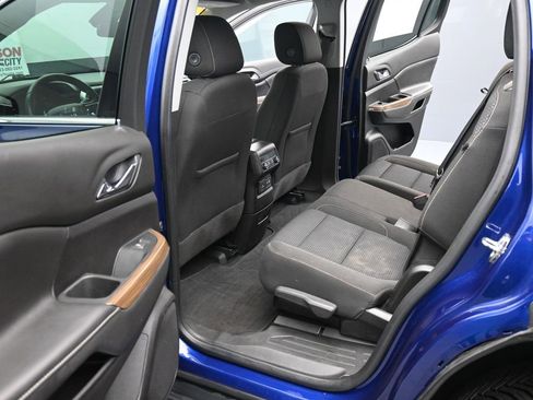 Used 2023 GMC Acadia SLE w/ Driver Convenience Package image 17