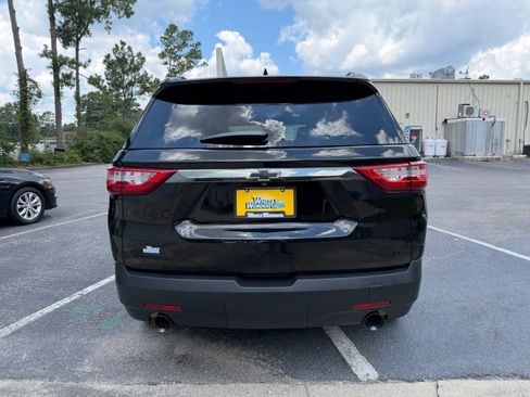 Used 2020 Chevrolet Traverse LT w/ LPO, Blackout Package FWD image 6