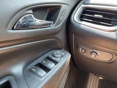 Used 2019 Chevrolet Equinox LT FWD image 11