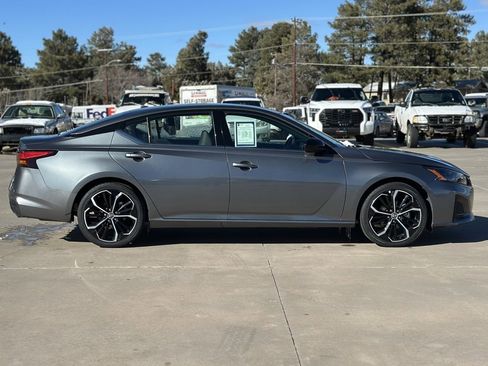 Used 2023 Nissan Altima 2.5 SR image 2