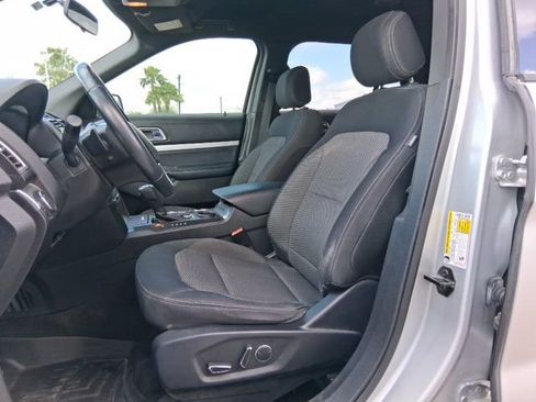 Used 2017 Ford Explorer XLT image 15