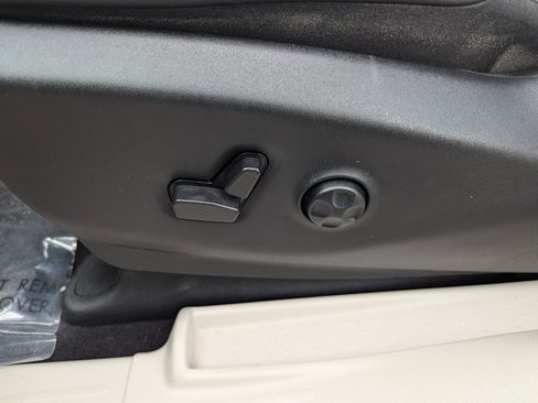 Used 2023 Chrysler Pacifica Limited image 17