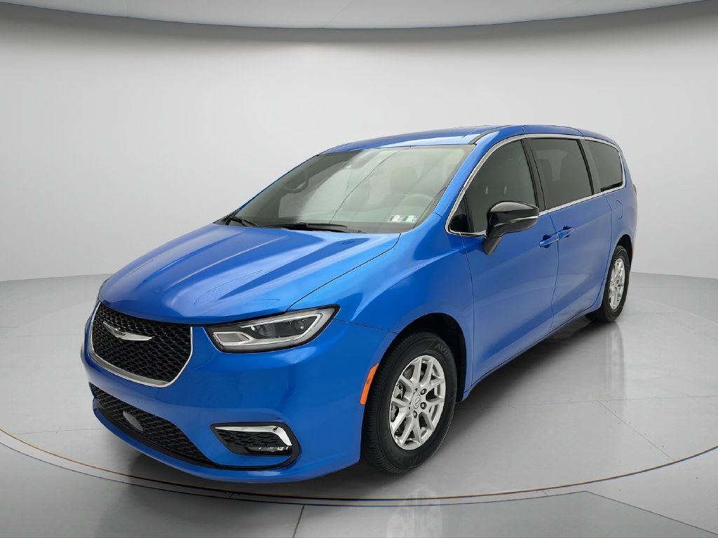 Used 2026 Chrysler Pacifica Select FWD image 3