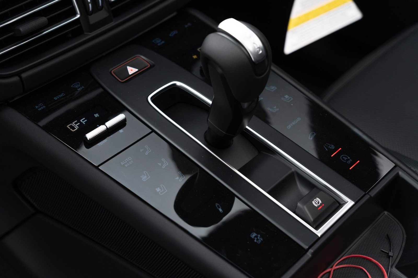Certified 2025 Porsche Macan Turbo AWD/4WD image 26