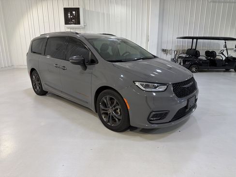 Used 2023 Chrysler Pacifica Touring-L w/ Road Tripper Package FWD image 7