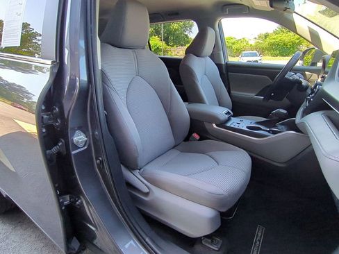 Used 2023 Toyota Highlander LE image 42