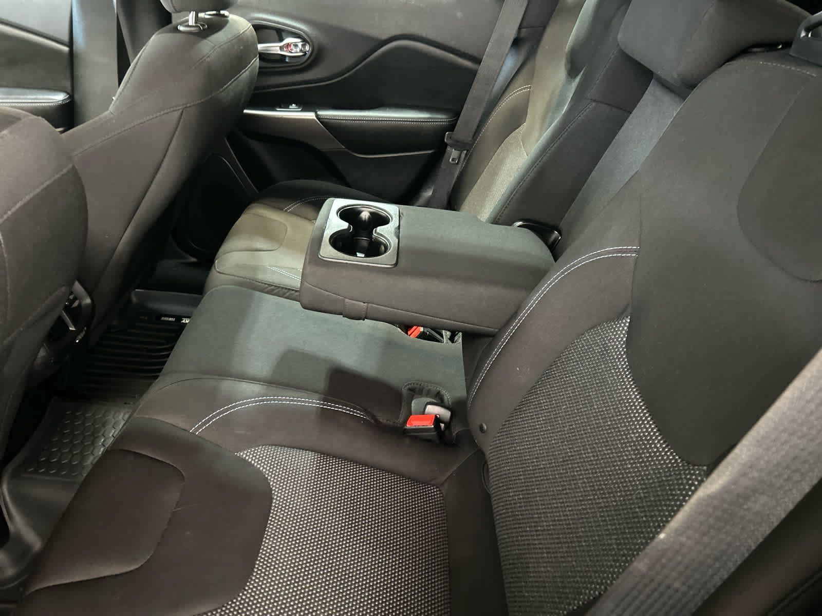 Used 2019 Jeep Cherokee Latitude w/ Popular Appearance Group FWD image 5