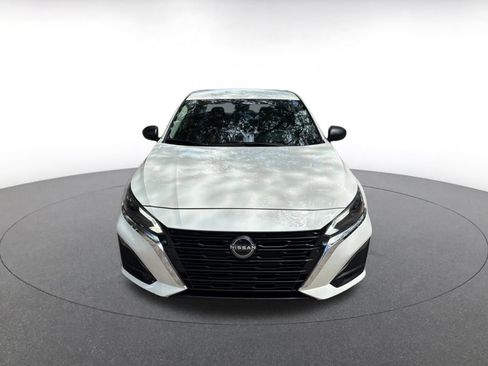 Used 2025 Nissan Altima 2.5 SV FWD image 2