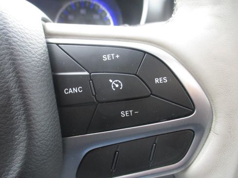Used 2019 Chrysler Pacifica Limited FWD image 17