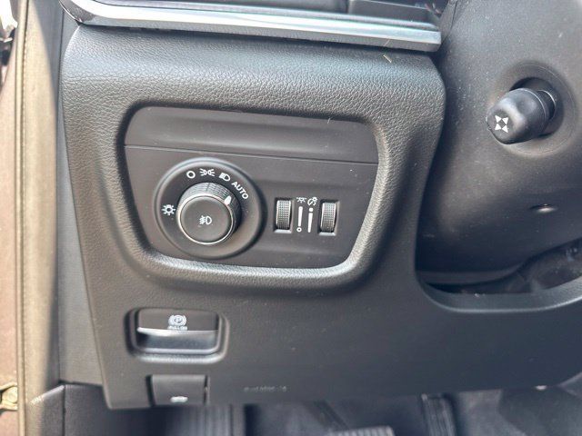 Used 2021 Jeep Grand Cherokee L Overland w/ Luxury Tech Group IV AWD/4WD image 16