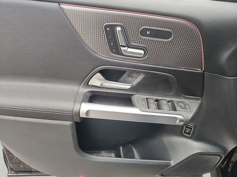 Used 2022 Mercedes-Benz GLB 250 4MATIC image 13