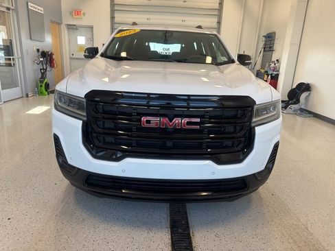 Used 2023 GMC Acadia SLE w/ Driver Convenience Package image 3