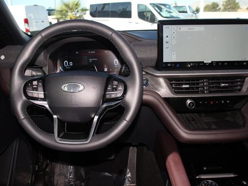 Certified 2025 Ford Explorer Platinum RWD image 17
