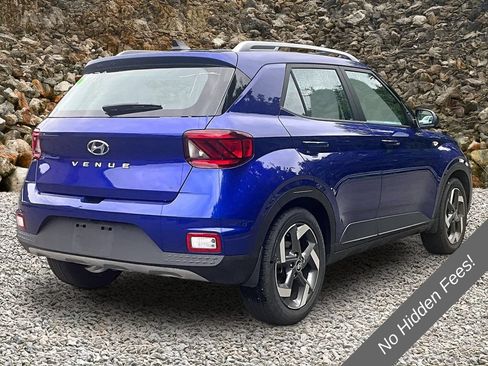 Used 2021 Hyundai Venue SEL FWD image 2