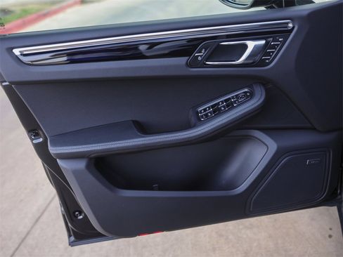 Used 2025 Porsche Macan image 32