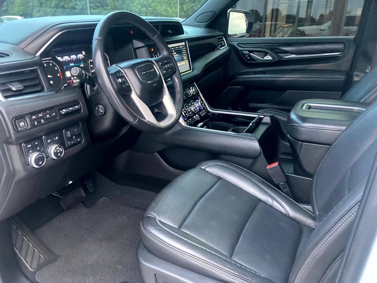 Used 2021 GMC Yukon XL Denali w/ Denali Ultimate Package AWD/4WD image 8