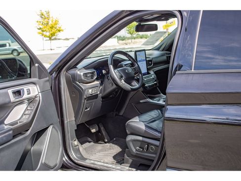 Used 2020 Ford Explorer Platinum w/ Premium Technology Package AWD/4WD image 29
