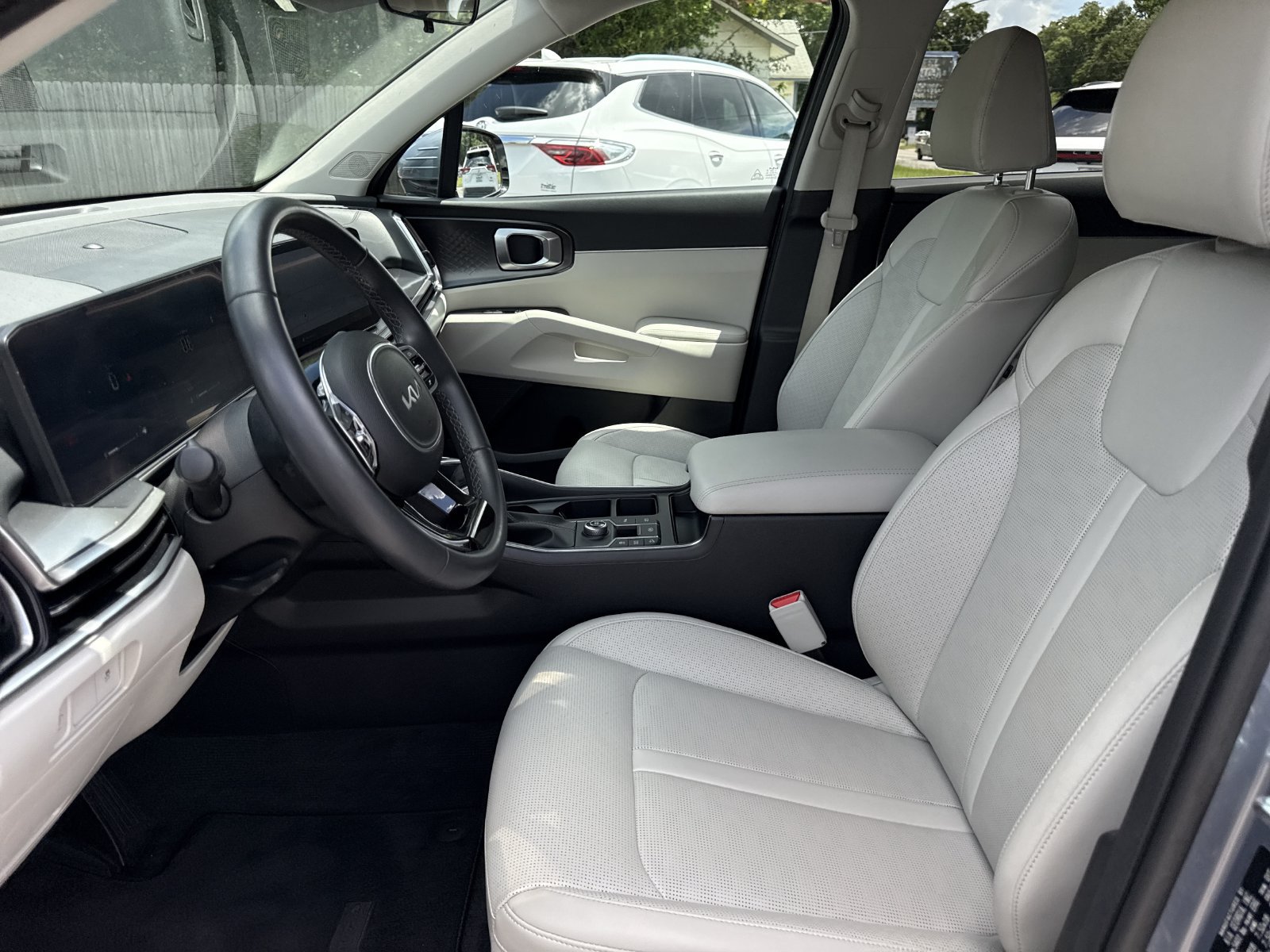 Used 2024 Kia Sorento S FWD image 9