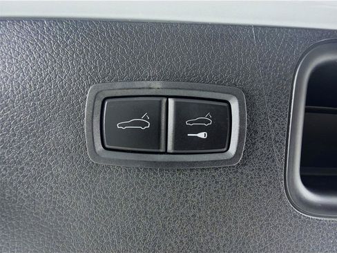 Certified 2023 Porsche Macan Turbo AWD/4WD image 23
