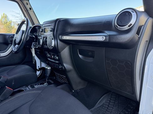Used 2015 Jeep Wrangler Unlimited Sahara w/ Connectivity Group image 23