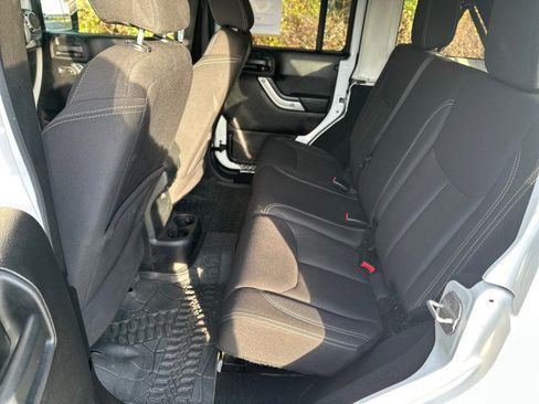 Used 2013 Jeep Wrangler Unlimited Rubicon w/ Max Tow Pkg image 17