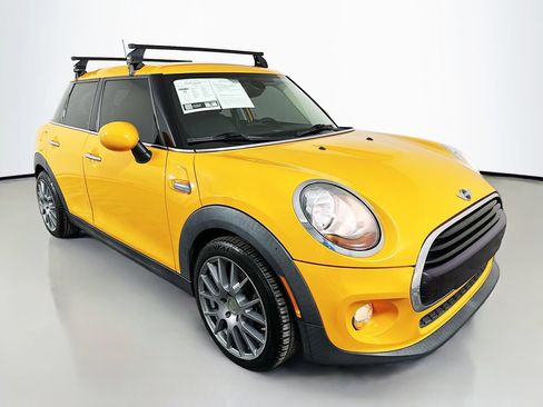 Used 2018 MINI Cooper 4-Door Hardtop FWD image 3