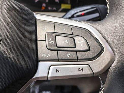 Used 2025 Volkswagen Tiguan SE image 21