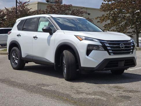 Used 2025 Nissan Rogue S image 12