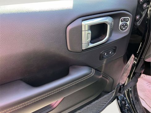 Used 2025 Jeep Wrangler Sahara image 17