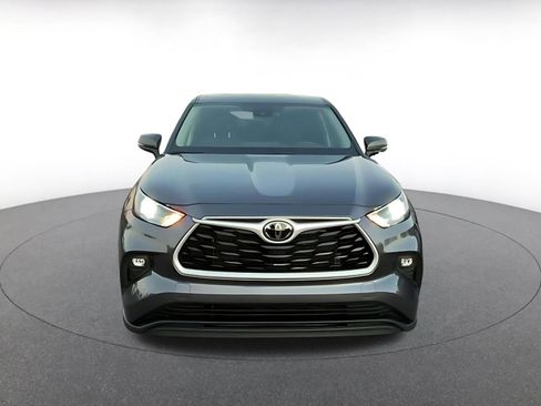 Used 2025 Toyota Highlander LE image 4