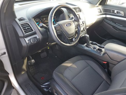 Used 2016 Ford Explorer XLT image 17